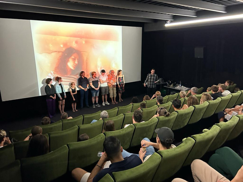 Le groupe d'Autica Production et les acteurs du court-métrage « Et tu n’auras plus jamais peur », devant leur public. (Photo : Autica Production)