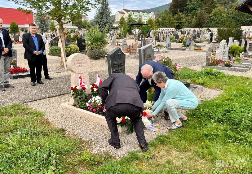 La gerbe a été déposée dimanche par Laurent Coste, président du MAJ, Denise Béguelin épouse de Roland Béguelin et Pierre-André Comte secrétaire général du MAJ.