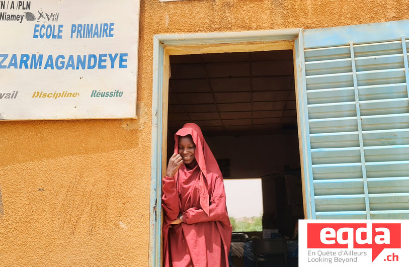 Les jeunes filles fréquentent autant l'école que les garçons à Niamey, mais la situation est bien différente en campagne.