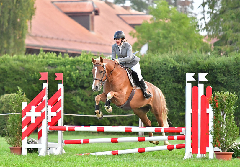 La Jurassienne Louise Lonchampt a notamment remporté la finale suisse de l'épreuve de saut FM 1, avec le cheval Chicco IX appartenant à Bertrand Maître de Saignelégier. (Photo : FSFM)