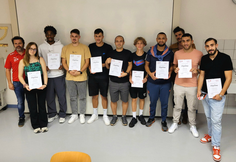 Les dix arbitres fraîchement diplômés aux côtés d'un formateur (tout à gauche).