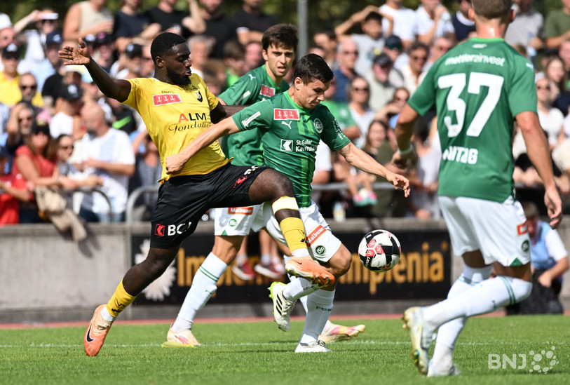 Daoud Touré et les SR Delémont ont su prendre en tenaille le FC St-Gall dans un stade garni comme rarement. (photo : Georges Henz)