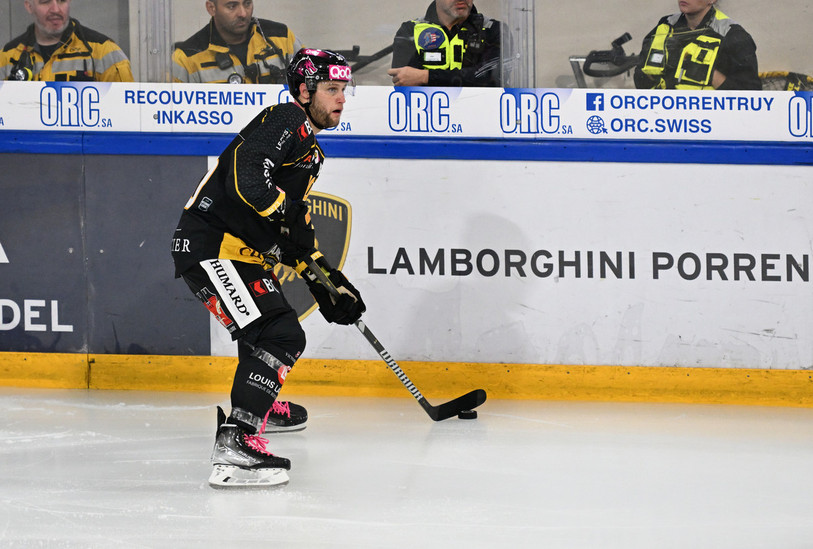Le défenseur du HC Ajoie Jannik Fischer ne sera pas aligné ce mardi soir face à Genève (photo : Georges Henz).