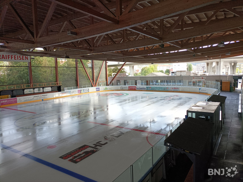 Les filets derrière les buts empêchent quelque peu la chaleur d’atteindre la glace encore humide après le passage de la rolba.
