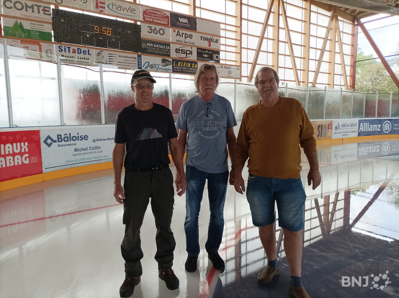 De gauche à droite : les maîtres de glace Jean-Michel Vieux, René Freudiger et Philippe Battilotti bichonnent la patinoire de Delémont.