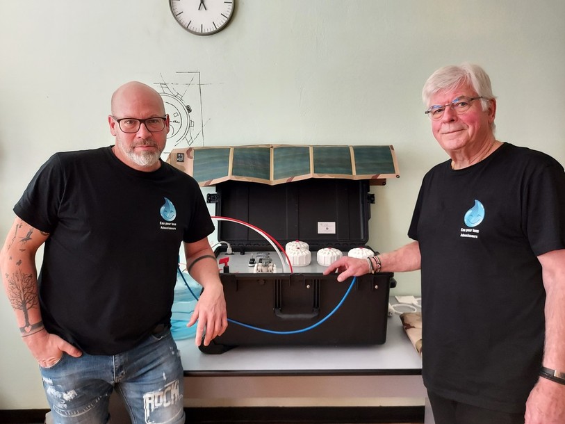 Yan Aubert (à gauche) et son père Pierre Aubert présente leur machine pour potabiliser l'eau.
