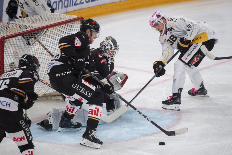 L'attaquant ajoulot Guillaume Asselin bute sur l'arrière-garde du HC Lugano : une séquence vue (trop) souvent mardi soir (photo : Keystone/Ti-Press/Davide Agosta).