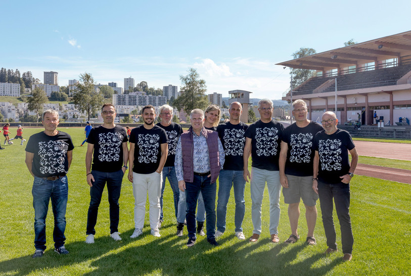 Le comité d’organisation du Panathlon Family Games entoure le parrain de cette édition 2023, Louis Matte, entraineur du HCC. (© Aurore Sande – Ville de La Chaux-de-Fonds)