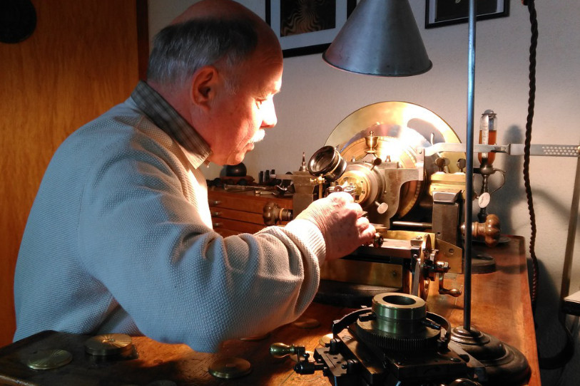 Depuis près de 30 ans, Georges Brodbeck se passionne pour le guillochage. (Photo : archives).