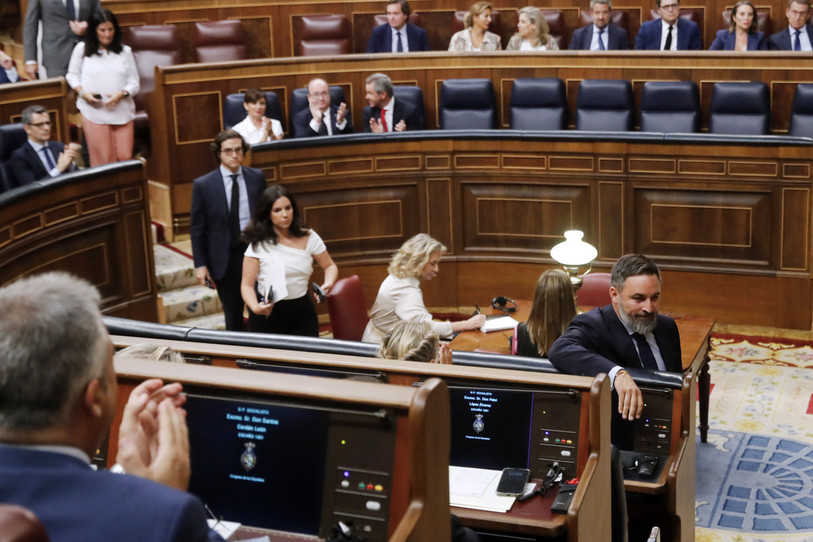 Les députés de la formation d'extrême droite Vox ont quitté l'hémicycle pour montrer leur mécontentement. (Photo : EPA/Juan Carlos Hidalgo)