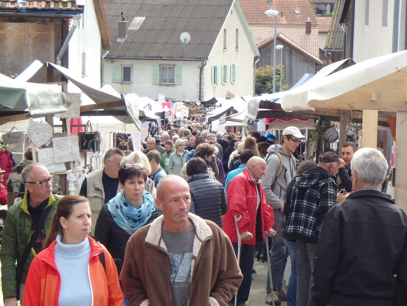 Les rues de Champoz s'apprêtent à grouiller le 7 octobre prochain, comme ici lors d'une précédente édition. (Photo : Marché d'automne de Champoz). 