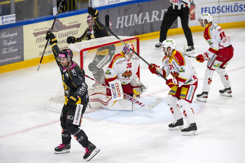 Jonathan Hazen lève le bras au ciel au coeur de la défense du HC Bienne, le HC Ajoie vient d'inscrire le 5-2 sur la glace de Porrentruy (photo : KEYSTONE/Georgios Kefalas).