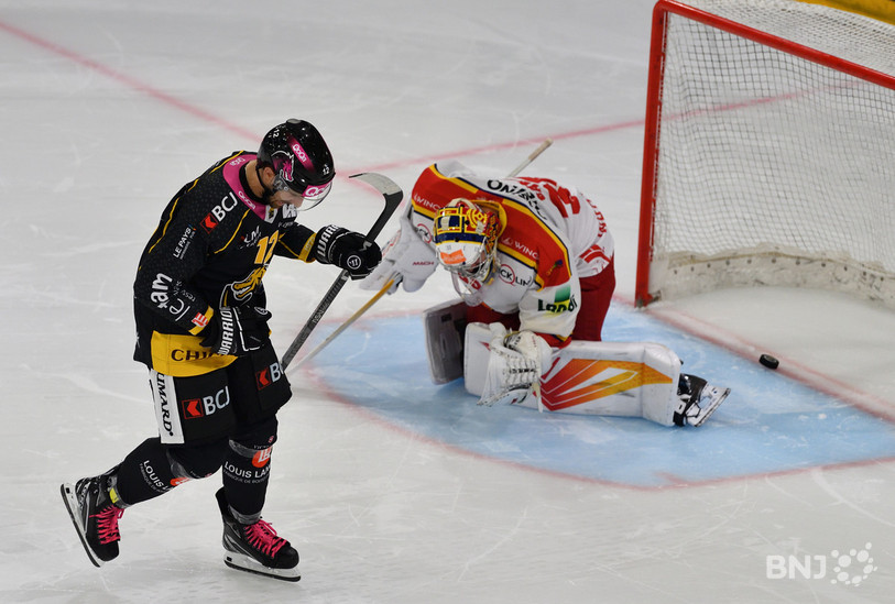 Thibault Frossard vient d'inscrire le 1er but de la séance de tirs au but et offre un 2e point au HC Ajoie face à Bienne (photo : Georges Henz).