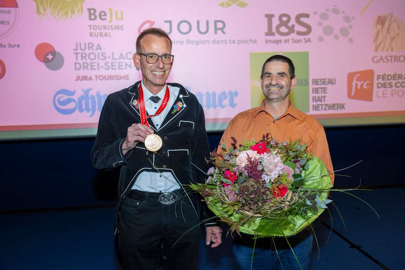 Le sirop fleur de foin de Felix Gerber (à gauche, avec Armon Vital) du Chalet Mont-Crosin remporte le prix d’excellence. (Photo : Yann Béguelin-Bist)