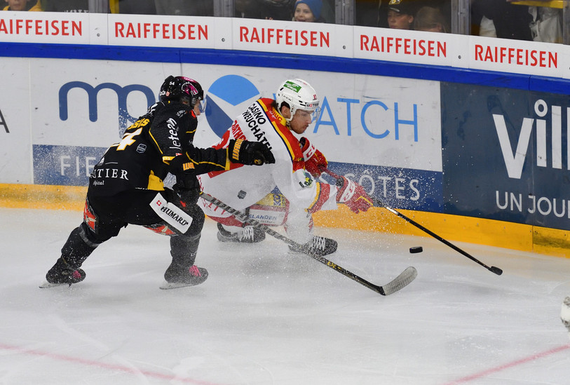 Lilian Garessus (en noir) descend d'un échelon pour retrouver plus de minutes de glace. (Photo : archives/Georges Henz).