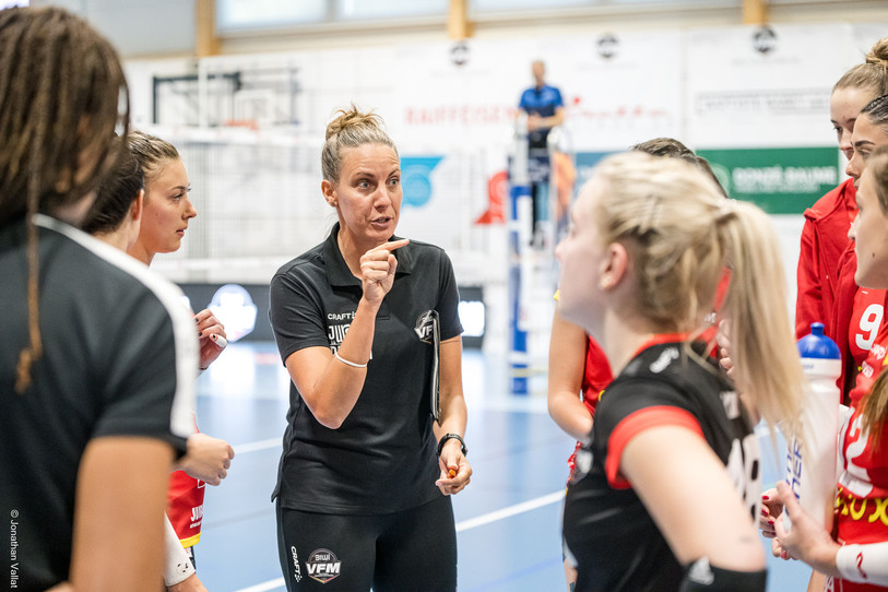 L'entraîneure du Volleyball Franches-Montagnes Melanie Cina et ses filles se sont imposées facilement samedi soir. (Photo : archives/Jonathan Vallat)