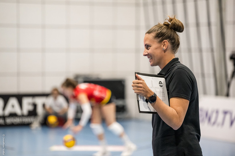 Les joueuses du Volleyball Franches-Montagnes et leur entraîneure Melanie Cina sont prêtes pour les play-off. (Photo : archives Jonathan Vallat)