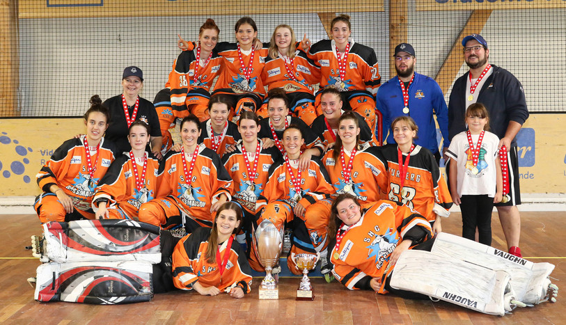 Les dames du SHC Rossemaison posent avec leurs trophées. (Photo: Mauricette Schnider)
