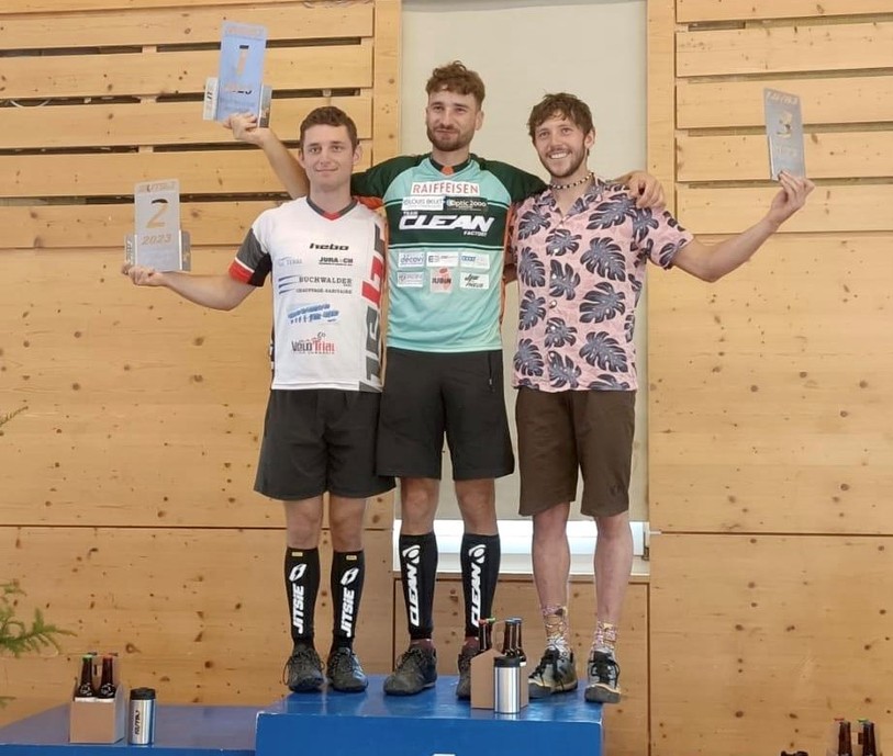 Lucien Leiser entouré de Johan Buchwalder (à g.) et Loïc Vuillème sur le podium. (Photo: Léonie Maître)