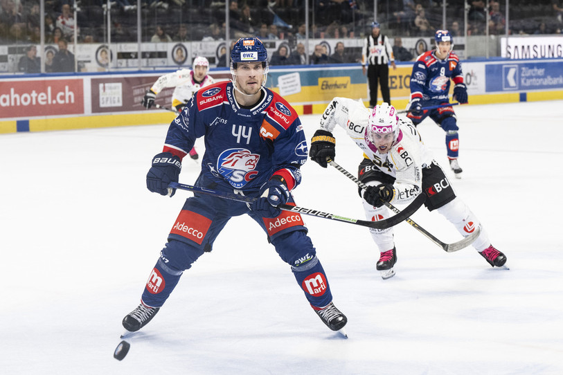Lilian Garessus (ici derrière le Zurichois Mikko Lehtonen) veut croquer à pleine dent dans son 2e hiver au HC Ajoie (photo : KEYSTONE/Ennio Leanza).