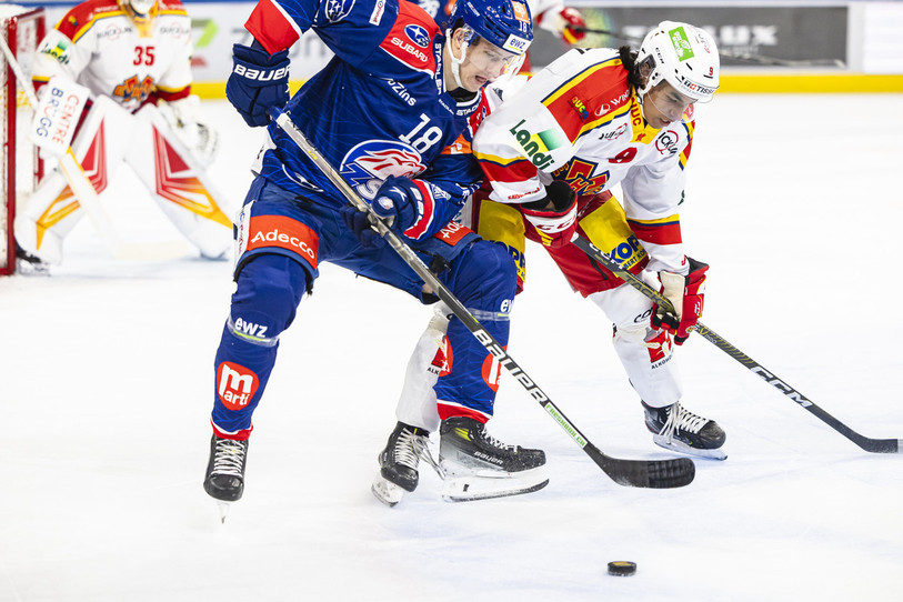 Noah Delémont (ici au duel avec le Zurichois Nicolas Baechler) veut prendre du galon dans l'arrière-garde du HC Bienne (photo : KEYSTONE/Michael Buholzer).