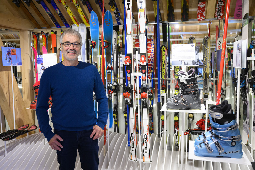 Laurent Donzé pose au milieu des pièces de sa collection qui composent le Musée du ski au Boéchet. (Photos : KEYSTONE/Laurent Gillieron)