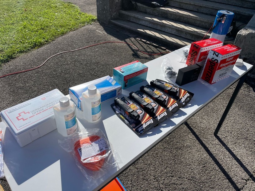 Du matériel est rassemblé au point de rencontre d'urgence de Tramelan.