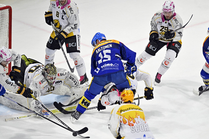 L'attaquant de Kloten Miro Aaltonen (en bleu) sème la pagaille dans la défense jurassienne. Le HC Ajoie n'a pas été à la fête ce mardi soir. (Photo: KEYSTONE/Walter Bieri)