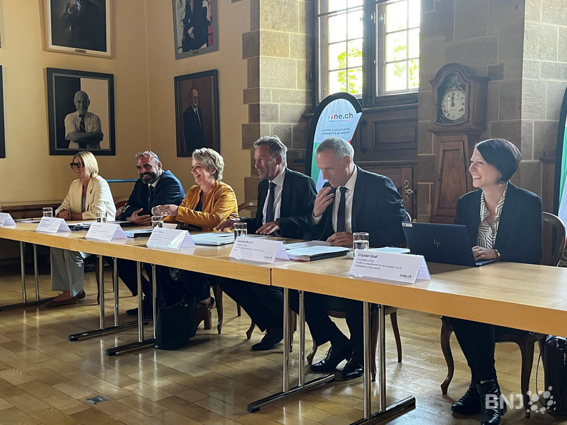 Le Conseil d’État neuchâtelois in corpore présente ce mercredi un budget bénéficiaire pour 2024. De gauche à droite : la chancelière d'Etat Séverine Despland et les conseillers d'Etat Laurent Favre, Florence Nater, Alain Ribaux, Laurent Kurth et Crystel Graf.