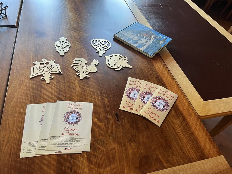 Quinze clefs d'horloge en laiton sont disséminées dans les rues du Locle.