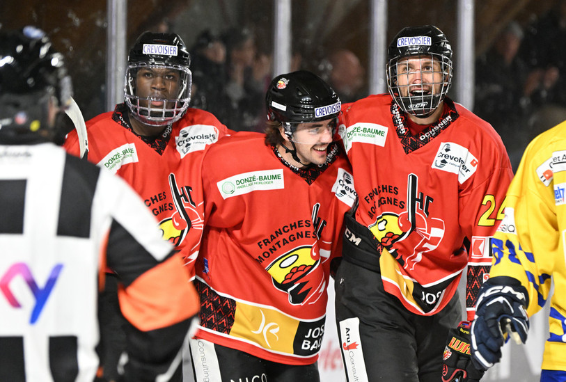 Large sourire de rigueur pour Zachary Etique, Loris Masini, David Beuret (de gauche à droite) et le HC Franches-Montagnes ce mercredi soir (photo : Georges Henz).