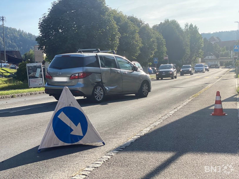 Un des véhicules accidentés est resté au milieu de la chaussée.