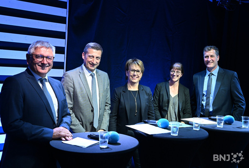 De gauche à droite : Charles Juillard (Le Centre), Jacques Gerber (PLR), Nathalie Barthoulot (PS), Pauline Godat (Les Vert-e-s), Thomas Stettler (UDC).