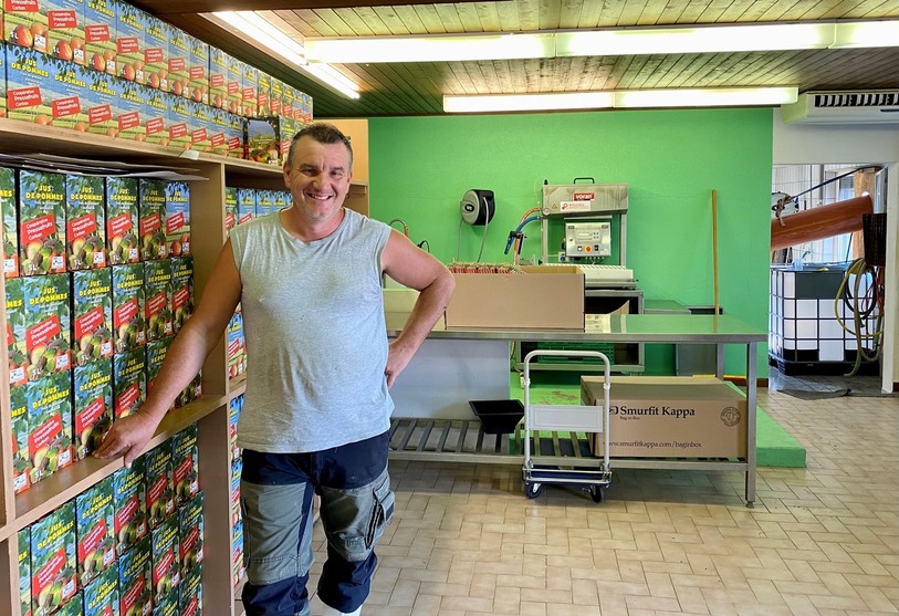 Eric Lachat, membre de la Coopérative Pressafruits pose dans le pressoir à Corban.