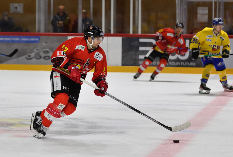 En bon capitaine, Colin Loeffel a montré le voie à suivre à ses coéquipiers du HC Franches-Montagnes en signant l'assist du 1-1 puis en inscrivant le 2-1 (photo : archives/Georges Henz).