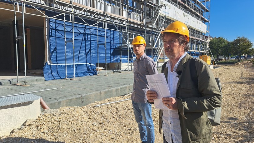 Robin Chételat, représentant de Hota Hotel, et Gilles Marchand, architecte, ont fait visiter le chantier pour en expliquer son fonctionnement particulier.