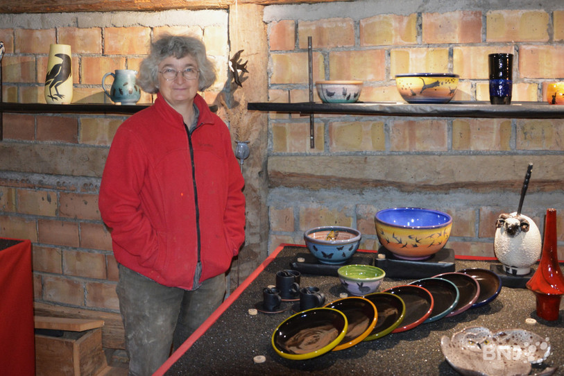 Felicitas Holzgang devant quelques créations de sa nouvelle exposition.
