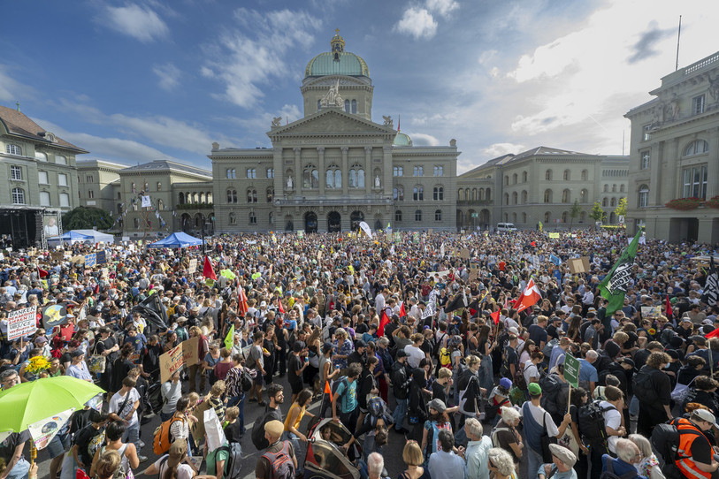 Des milliers de personnes de toute la Suisse se sont retrouvées samedi à Berne pour défendre la protection du climat (photo : KEYSTONE/ Marcel Bieri)