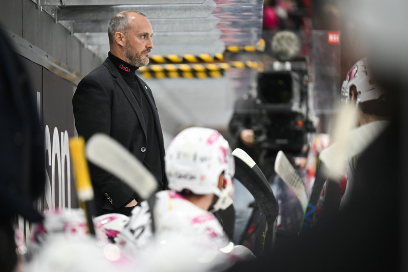 L'entraîneur du HC Ajoie Christian Wohlwend sur son banc samedi soir à Rapperswil (photo : KEYSTONE/Gian Ehrenzeller).