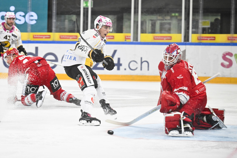 Guillaume Asselin et le HC Ajoie ont encore manqué de réalisme devant la cage adverse samedi à Rapperswil (photo : KEYSTONE/Gian Ehrenzeller).