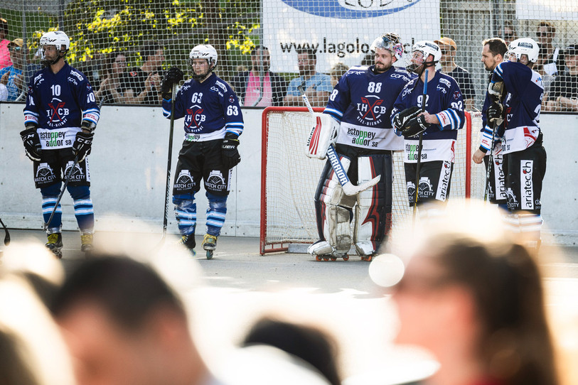 Les mines des joueurs biennois après la relégation. (Photo : Nik Egger)