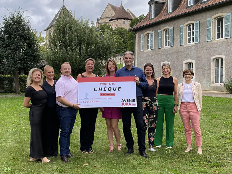 Avenir Jura a remis officiellement un chèque de 6’000
francs à la Fondation du Collège et Lycée St-Charles, en présence du président
du Conseil de fondation Didier Membrez (au centre) et de la rectrice des lieux
Carmen Kocher (à droite). (Photo : Avenir Jura)