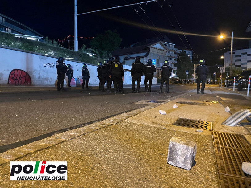 Deux agents ont été blessés au terme de la rencontre entre Neuchâtel Xamax et le FC Sion vendredi soir. (Photo : Police neuchâteloise)