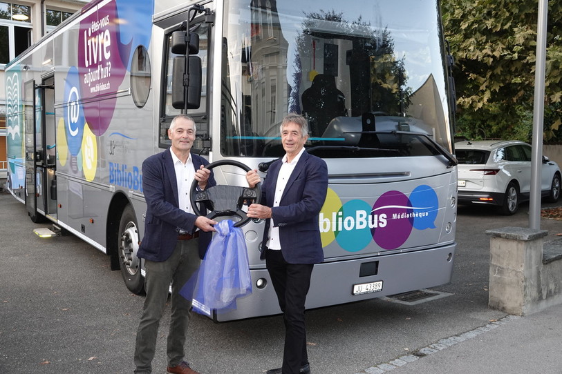 Le président de l’UPJ, Richard Kolzer, a symboliquement remis un volant au président de la nouvelle association, Christian Minger lors de la 
cérémonie. (photo : Bibliobus Jura & Grand Chasseral)