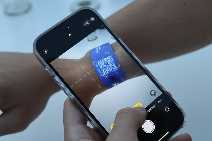 Ces bracelets permettent de ne plus sortir son portefeuille en soirée. (Photo : Alec Sprunger)