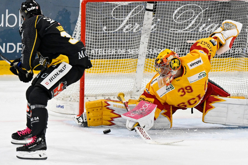 Sur cette échappée, Guillaume Asselin avait réussi à coucher le gardien de Langnau, mais son puck n’a pas voulu se lever. (Photo : KEYSTONE/ Marcel Bieri)
