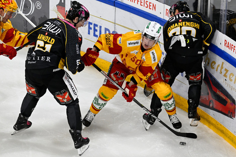 Fabio Arnold (à gauche) s'est fait l'auteur d'un mauvais geste mardi soir face à Langnau (photo : KEYSTONE/ Marcel Bieri).