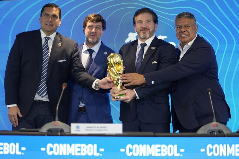 Les représentants de la fédération paraguayenne de football et les dirigeants du Conmebol se réjouissent d'accueillir des matchs de la Coupe du Monde 2030. (Photo : KEYSTONE/Jorge Saenz)