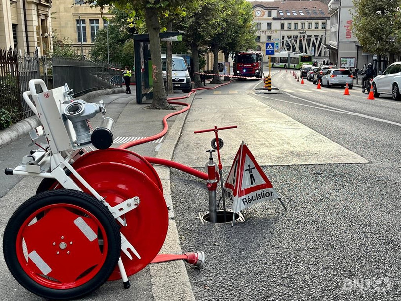 L’intervention, notamment pour boucler le secteur, a nécessité un dispositif impressionnant avec trois camions de pompier et quatre voitures de police.