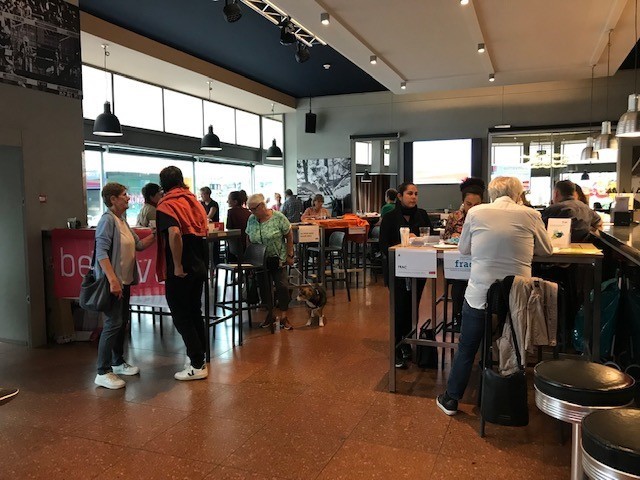 Douze organisations sont présentes à La Rotonde à Bienne pour recruter des bénévoles. (Photo : Antonia Zbinden)